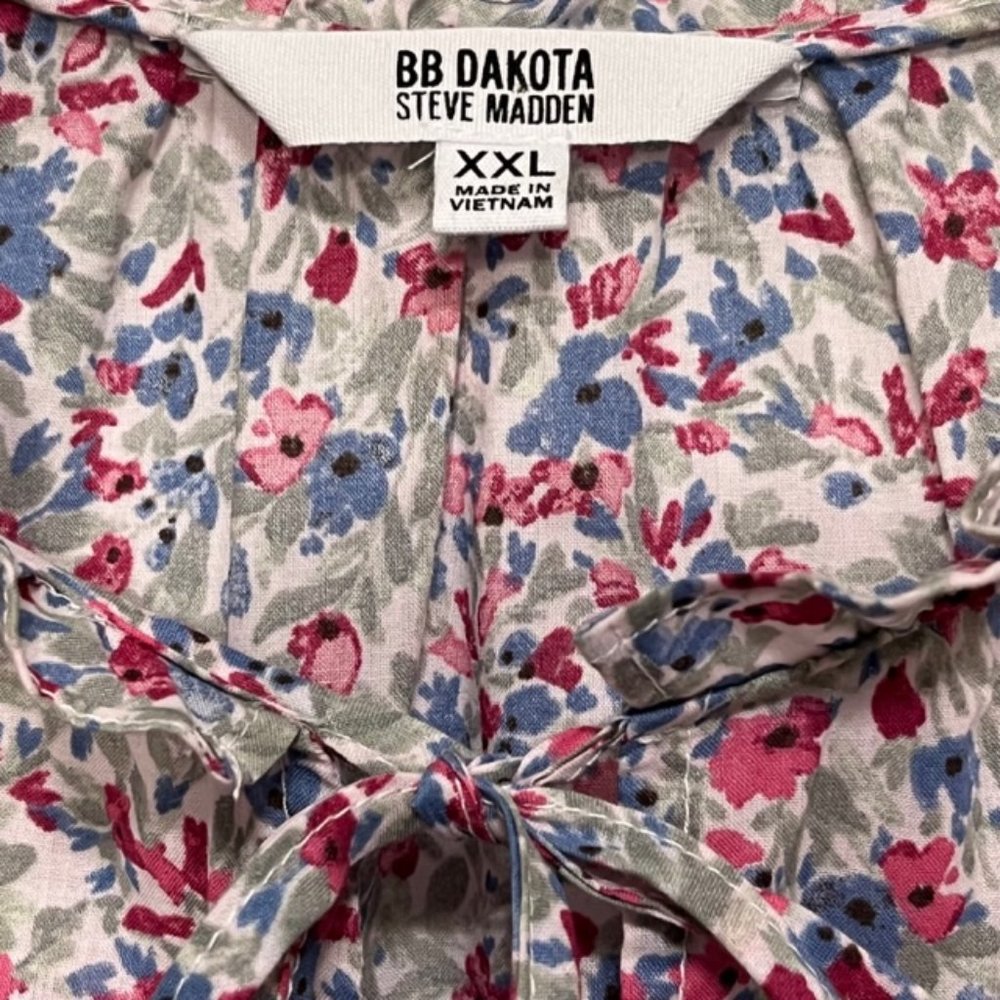 BB DAKOTA By STEVE MADDEN TOP Dark Floral Fluttery Cap Sleeve Top NWT - Picture 4 of 10